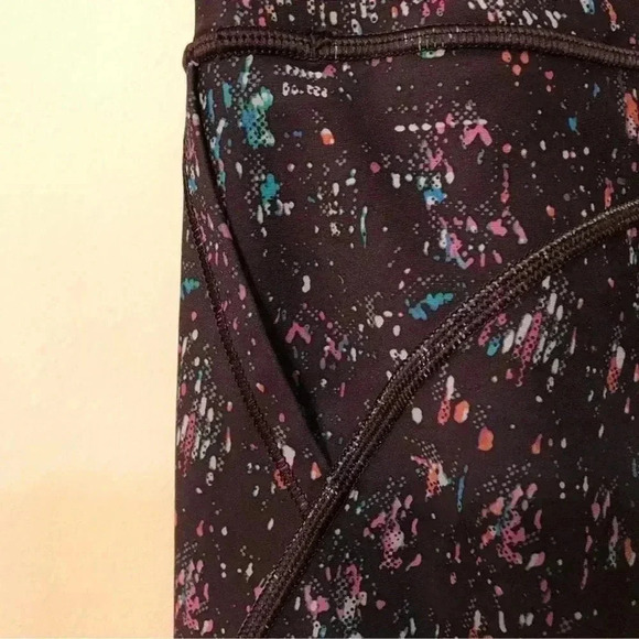 NWOT Athleta Lightning City Lights Capri Tights
Ladies XXS - Picture 5 of 7